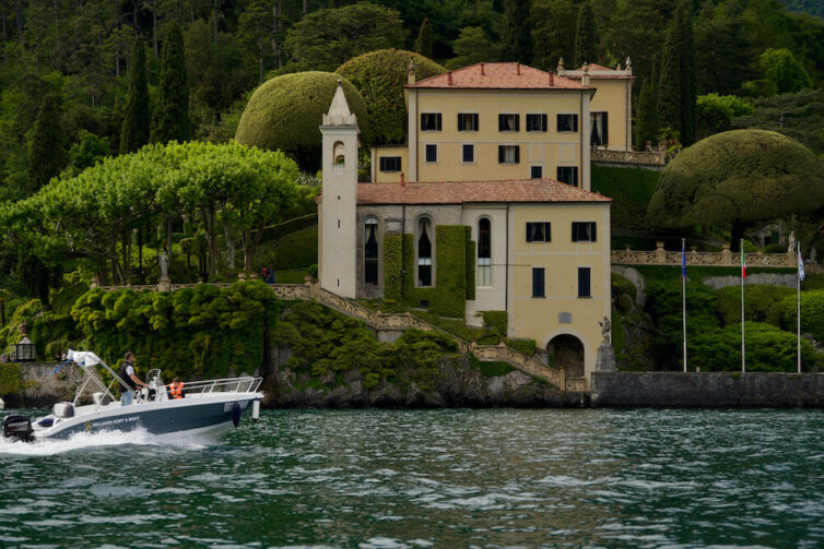 Boat rental in front of Villa del Balbianello